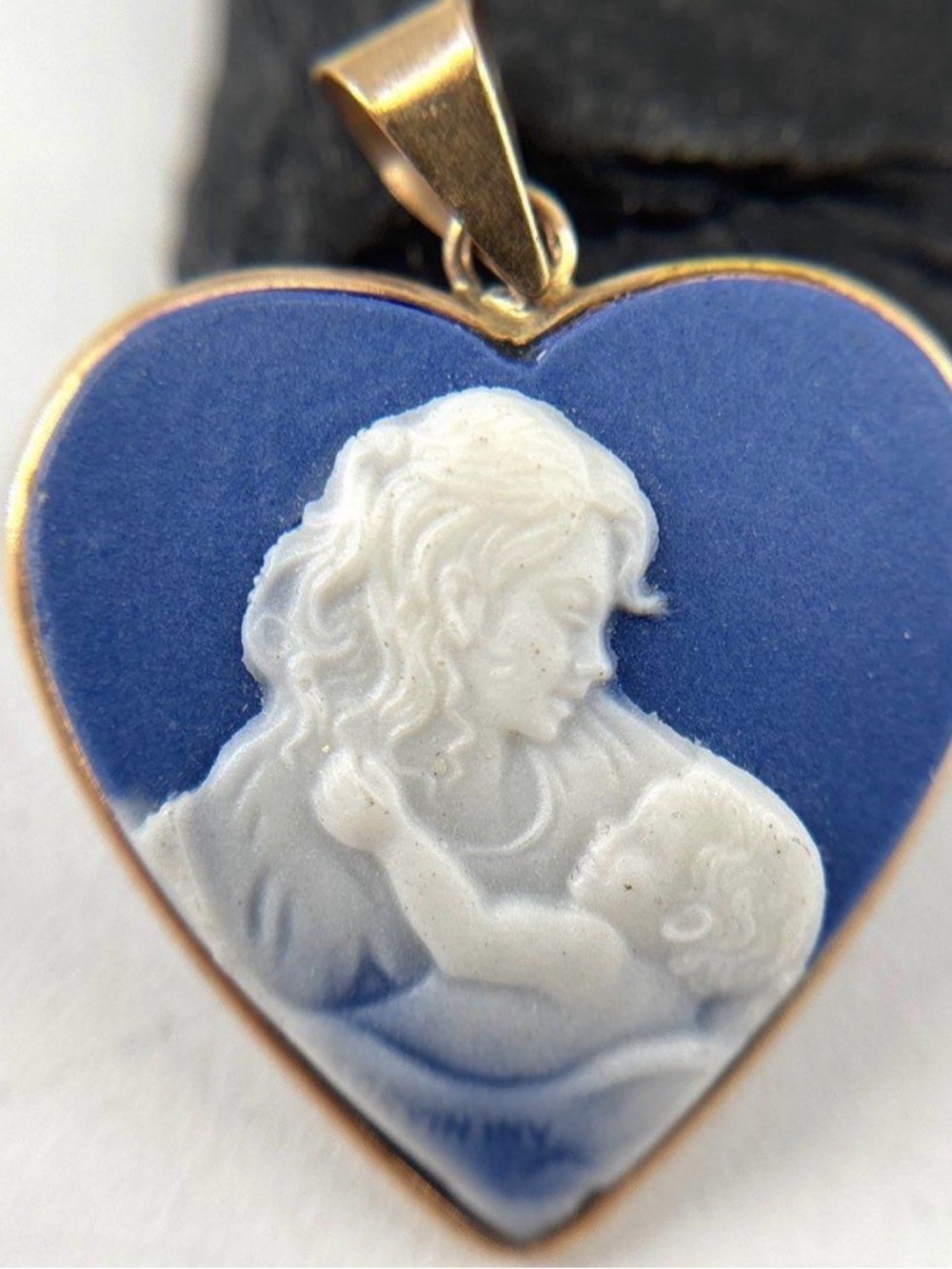 Heart Cameo Pendant Necklace in Blue and White 10K Yellow Gold Cameo